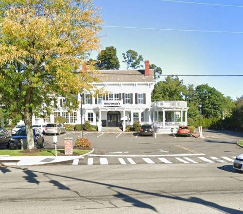 독특한 외관의 뉴욕 롱아일랜드의 맥도날드